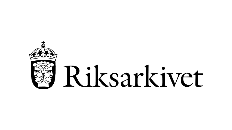 Svart logotyp för Riksarkivet, som visar ett emblem med två ansikten vända åt motsatta håll inuti en sköld. Ovanpå skölden finns en svart krona med svarta detaljer. Till höger om emblemet står texten 'Riksarkivet' i svart mot en vit bakgrund.