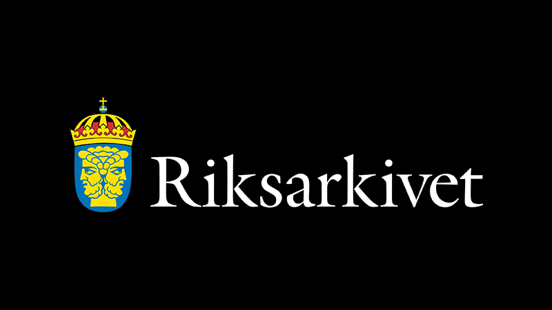 Logotyp för Riksarkivet, som visar ett emblem med två ansikten vända åt motsatta håll inuti en sköld. Ovanpå skölden finns en gul krona med röda detaljer. Till höger om emblemet står texten 'Riksarkivet' i vitt mot en svart bakgrund.