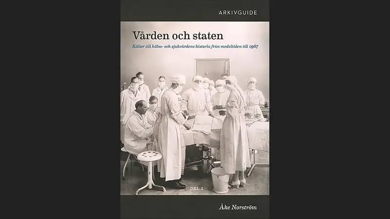 Bokomslag med svartvitt foto av sjukvårdspersonal i operationssal, från boken Vården och staten av Åke Norström.