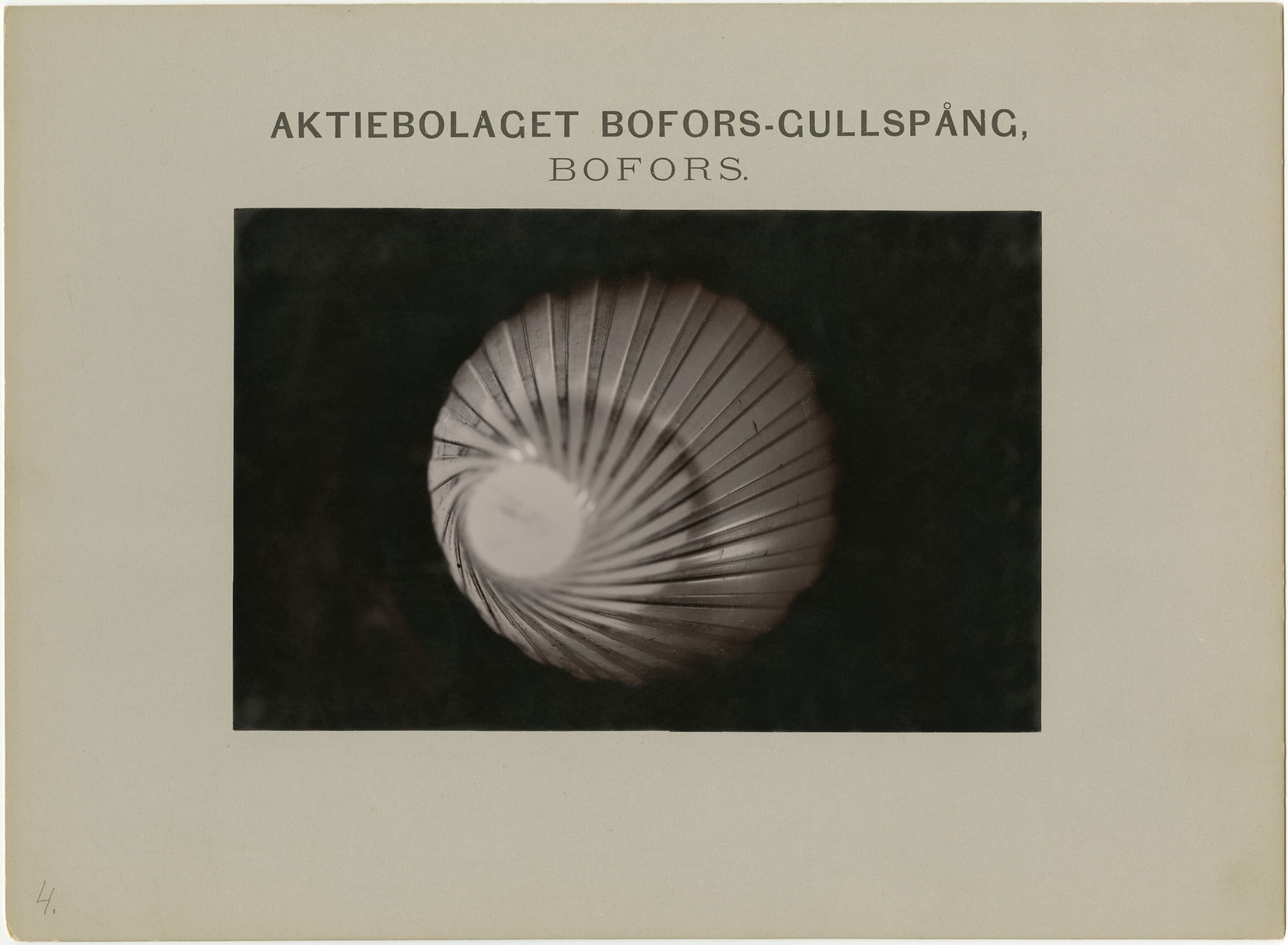 Fotografi monterat på ett kort med texten ”AKTIEBOLAGET BOFORS-CULLSPÅNG, BOFORS.” Visar insidan av ett räfflat kanonrör med tydliga spiralspår. Bilden har teknisk karaktär och fokus på form och struktur.