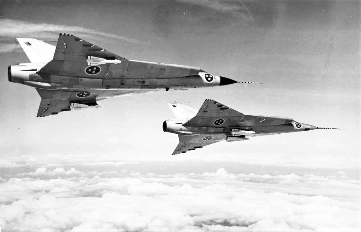 Två militära flygplan i luften