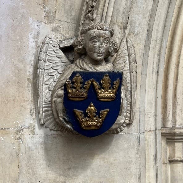 Sköld i blått med tre guldfärgade kronor