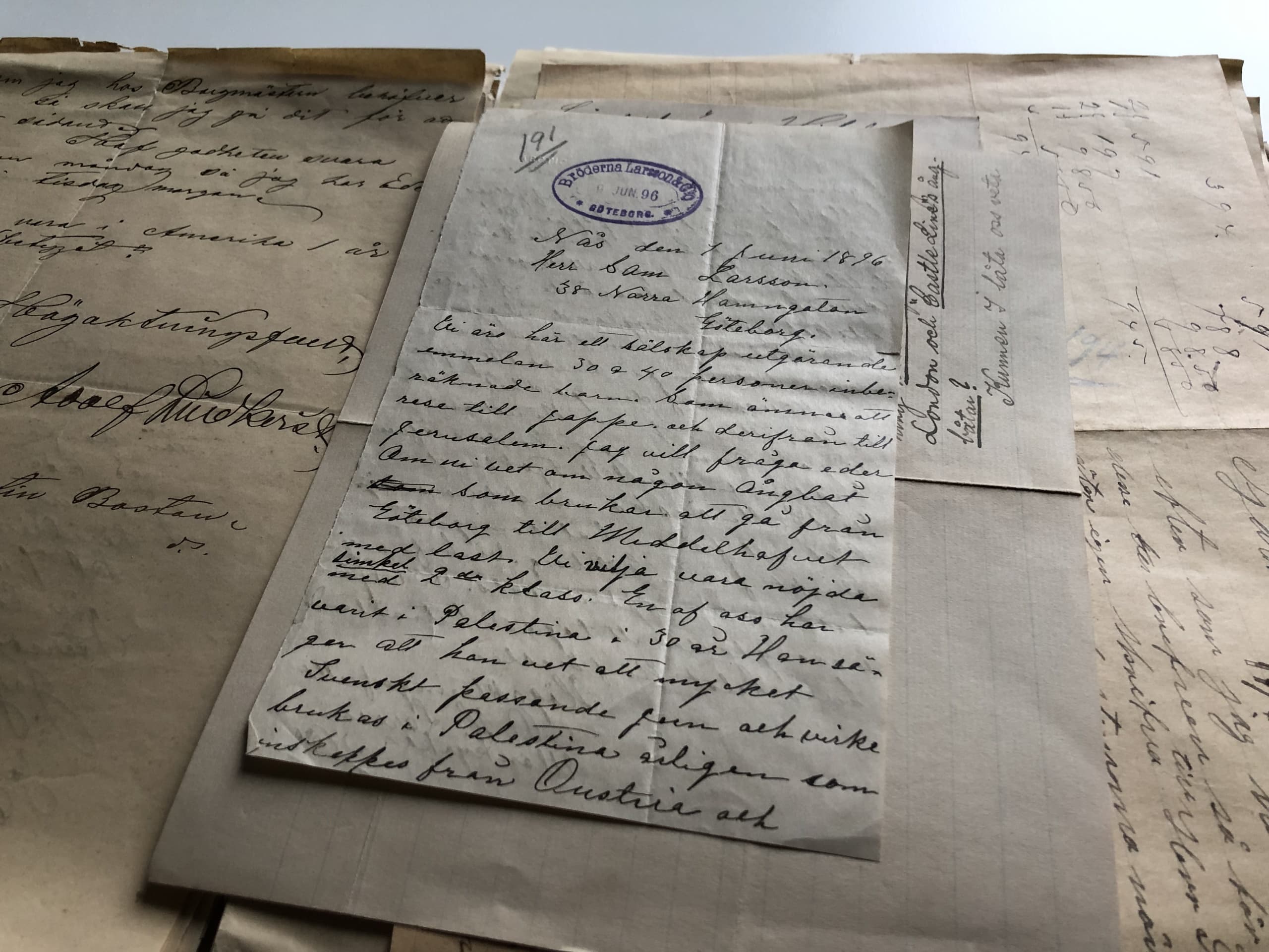 Brev utspridda på ett bord