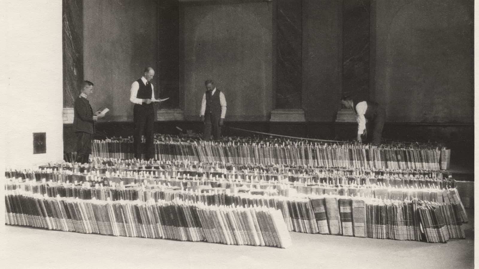 Arkivhandlingar på rad på ett golv