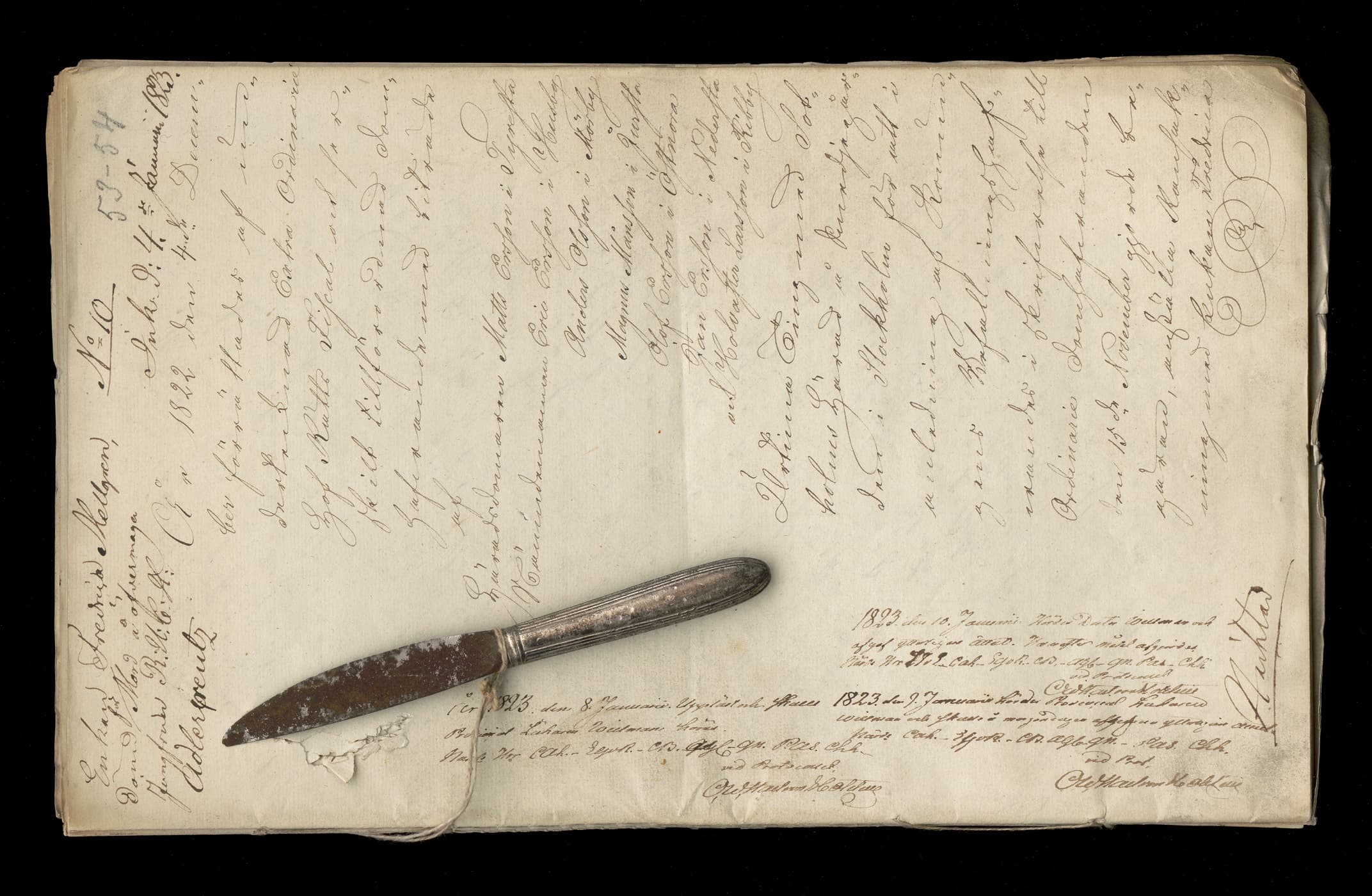 En kniv på en arkivhandling