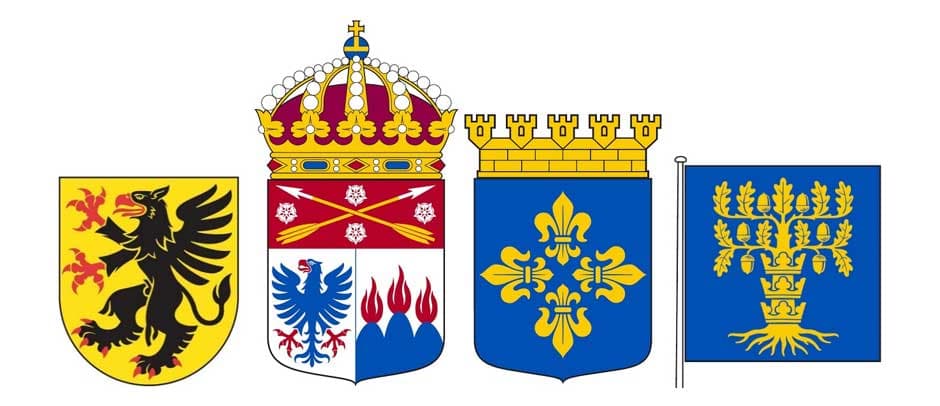 Fyra olika heraldiska symboler i färg. Från vänster: ett landskapsvapen med en svart grip på gul bakgrund, ett länsvapen med en kunglig krona och röda sparrar på vit bakgrund samt en blå örn och röda flammor, ett kommunvapen med tre gula liljor på blå bakgrund under en murkrona, och en vapenflagga med ett blått fält innehållande tre kronor av ekblad och ekollon.