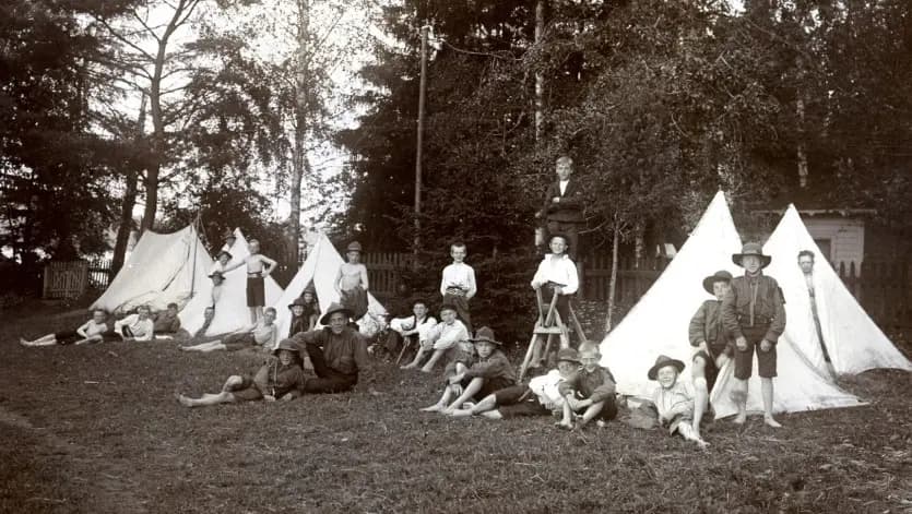 pojkar framför tält, svartvit gammal bild